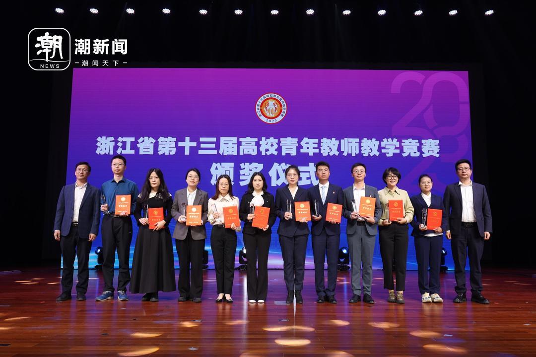 牟凌刚、黄建波为本届竞赛二等奖获奖代表颁奖.jpg 牟凌刚、黄建波为本届竞赛二等奖获奖代表颁奖.jpg