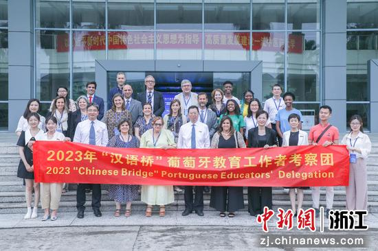 活动合影 久久精品一区二区三区四区供图